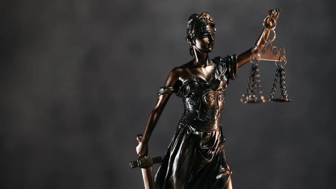 Estátua que representa a justiça, com os olhos vendados